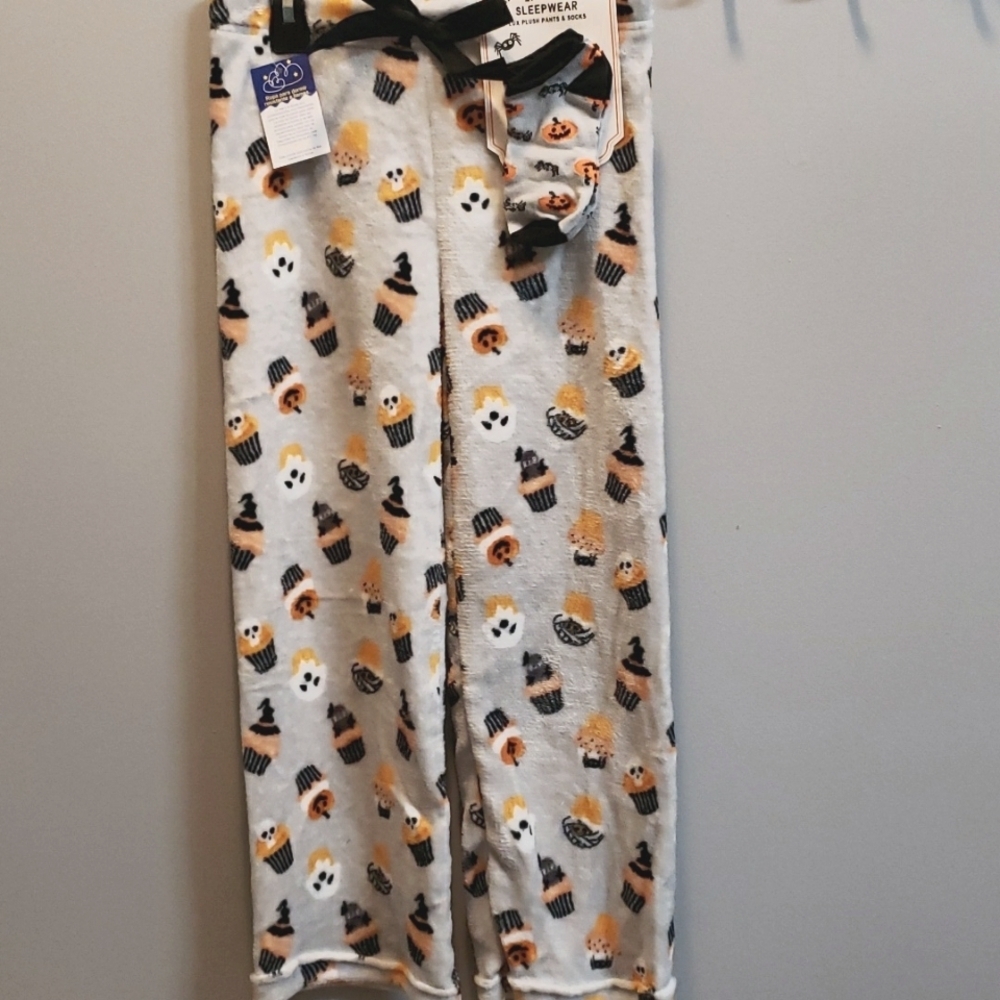 Modern Kids NWT 2-piece Halloween Lux Plush Pants and Socks Sleepwear Set